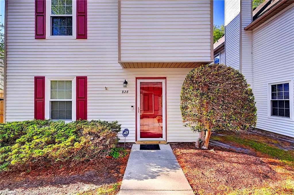 828 Gas Light LN, VIRGINIA BEACH VA 23462 - Main photo