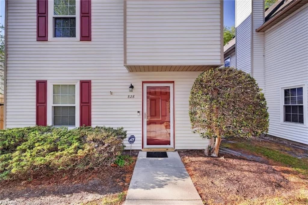 828 Gas Light LN, VIRGINIABEACH VA 23462 - Photo 2