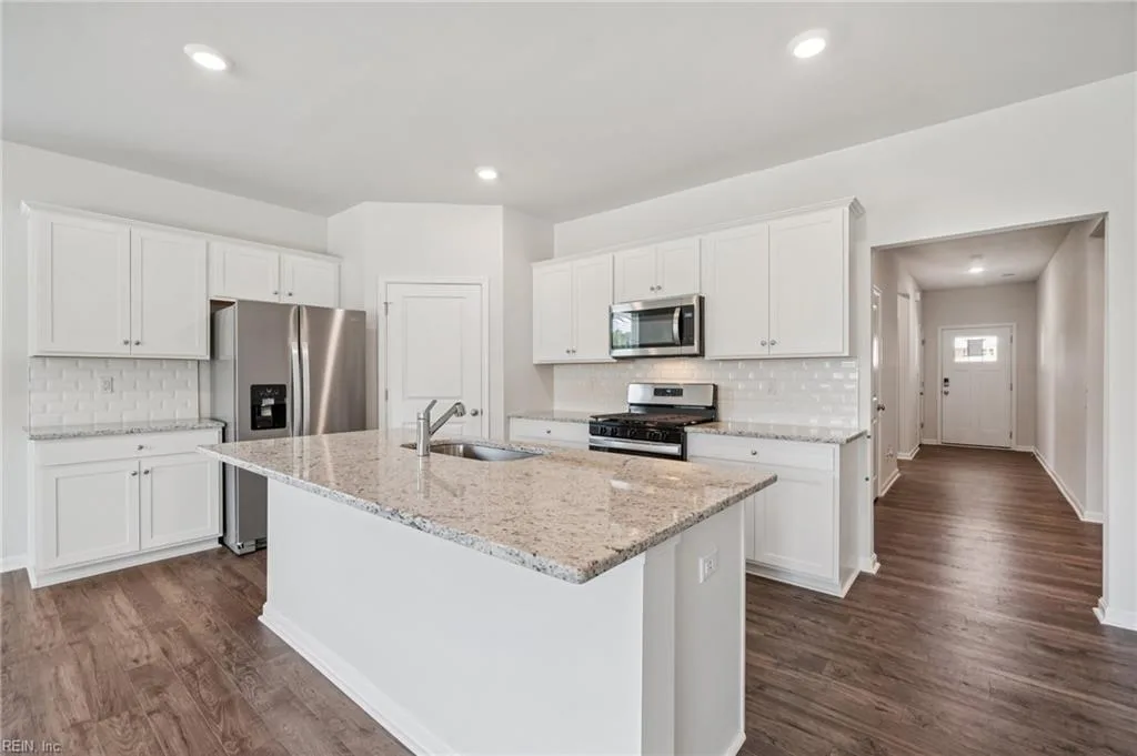 109 Gallop WAY, YORKTOWN VA 23690 - Photo 3