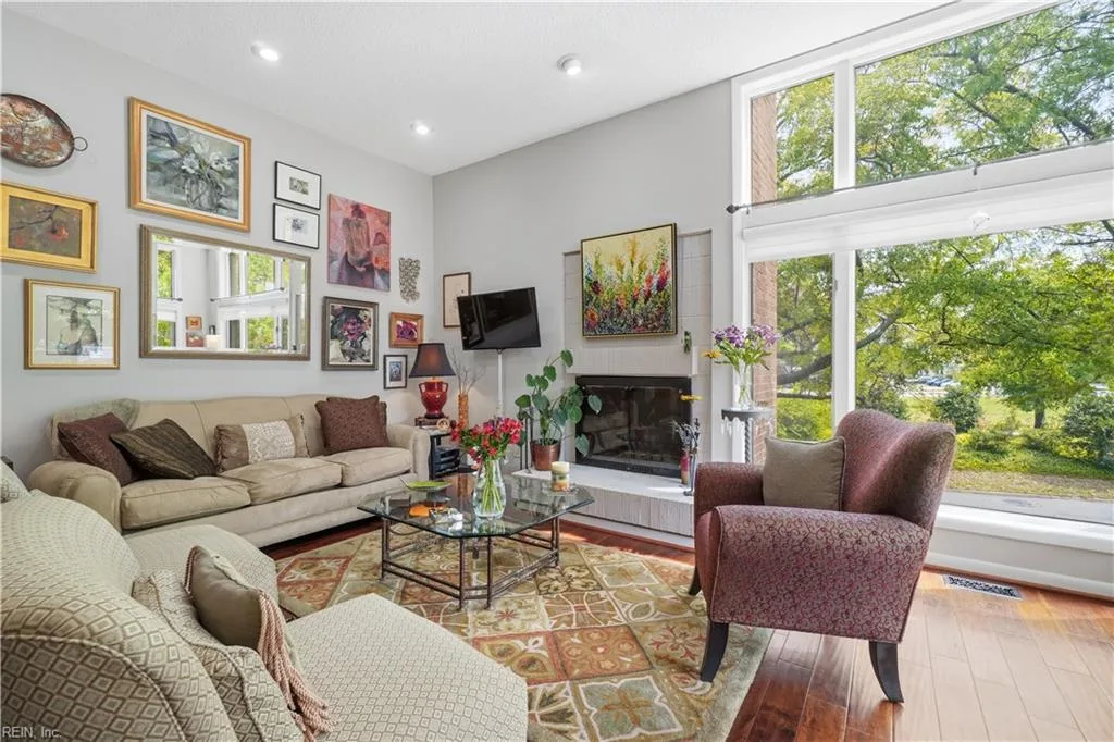 696 Mowbray ARCH #930, Norfolk — 2 bed Residential, 1,290 sqft