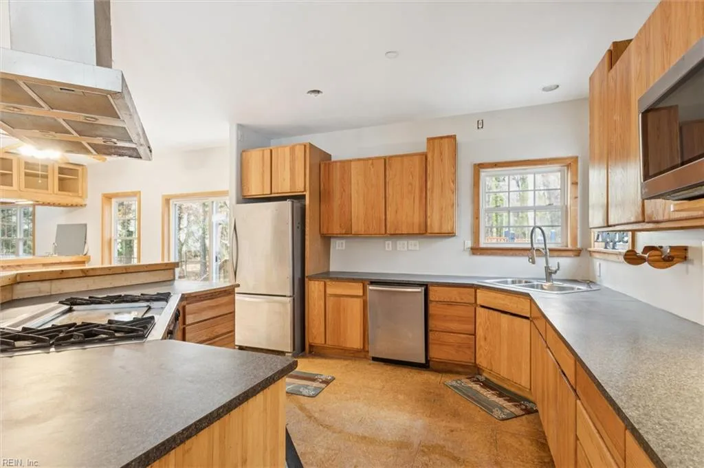 706 Yorktown RD, POQUOSON VA 23662 - Photo 4