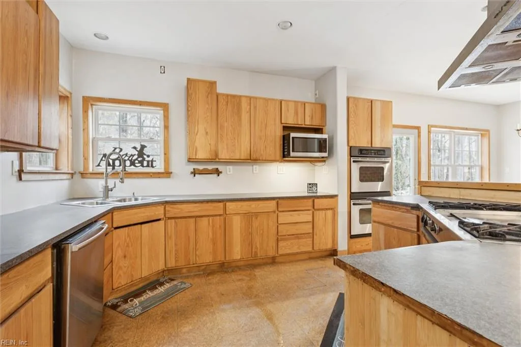 706 Yorktown RD, POQUOSON VA 23662 - Photo 5