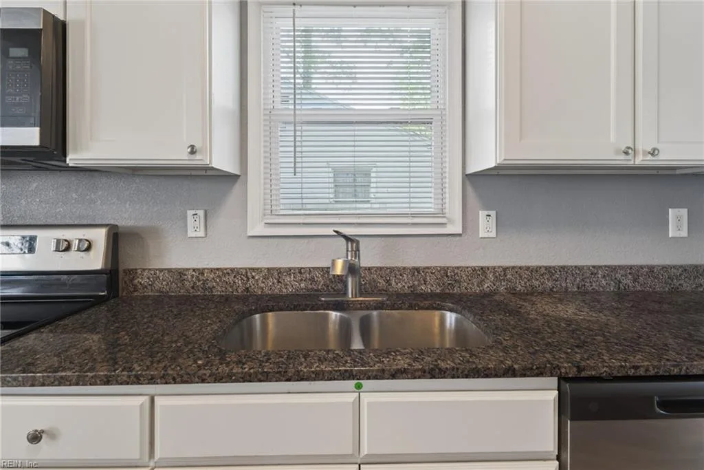 119 Rosewood Dr, Hampton, VA 23669, USA - Photo 5
