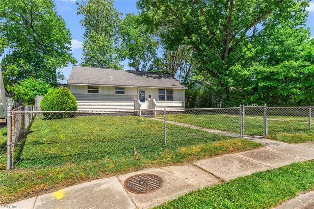 131 Jordan DR, HAMPTON VA 23666 - Photo 4