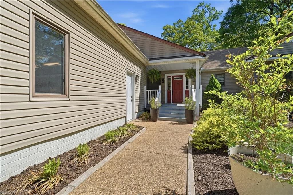 117 Larchwood RD, YORKTOWN VA 23692 - Photo 4