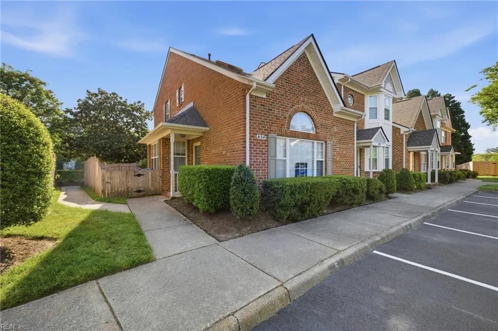 834 W Lake CIR, CHESAPEAKE VA 23322 - Main photo