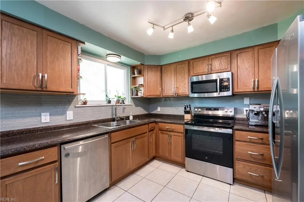 1009 Vanderploeg DR, CHESAPEAKE VA 23320 - Photo 5