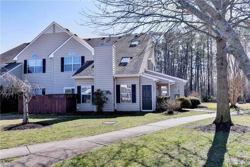 303 Hamlet CT, Yorktown — 2 bed Residential, 1,814 sqft