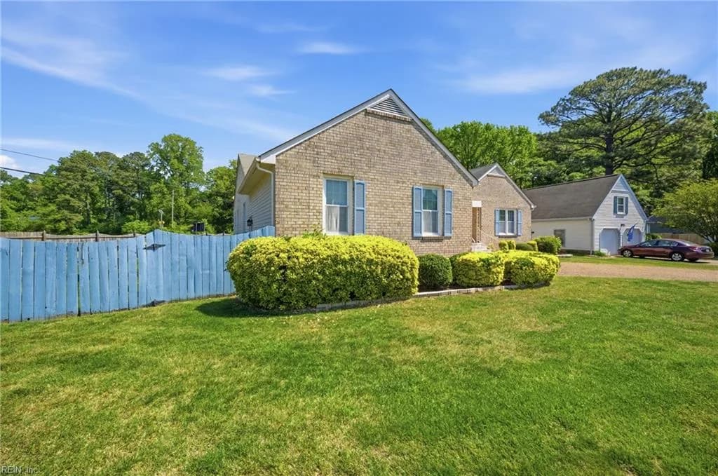 8 Lake Erie CT, HAMPTON VA 23669 - Photo 3