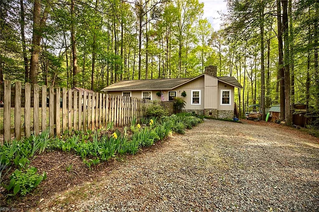 6711 Lake View DR, GLOUCESTER VA 23061 - Main photo