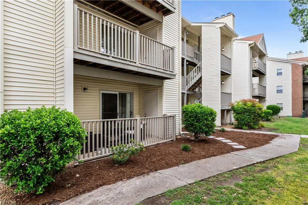 502 Thorncliff DR #104, NEWPORTNEWS VA 23608
