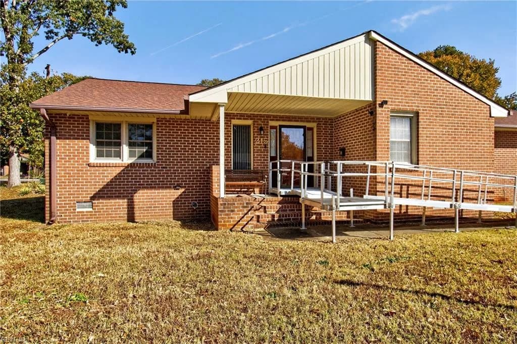 215 Woodbury Forrest DR, HAMPTON VA 23666 - Main photo