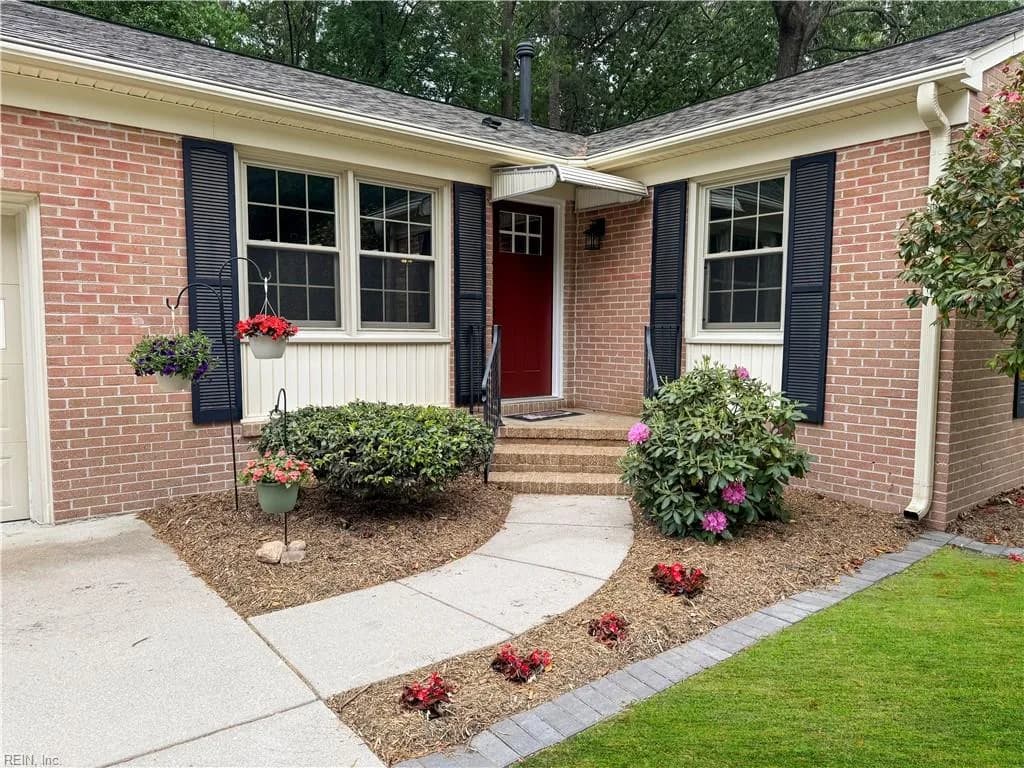 316 Sharon DR, SEAFORD VA 23696 - Photo 2