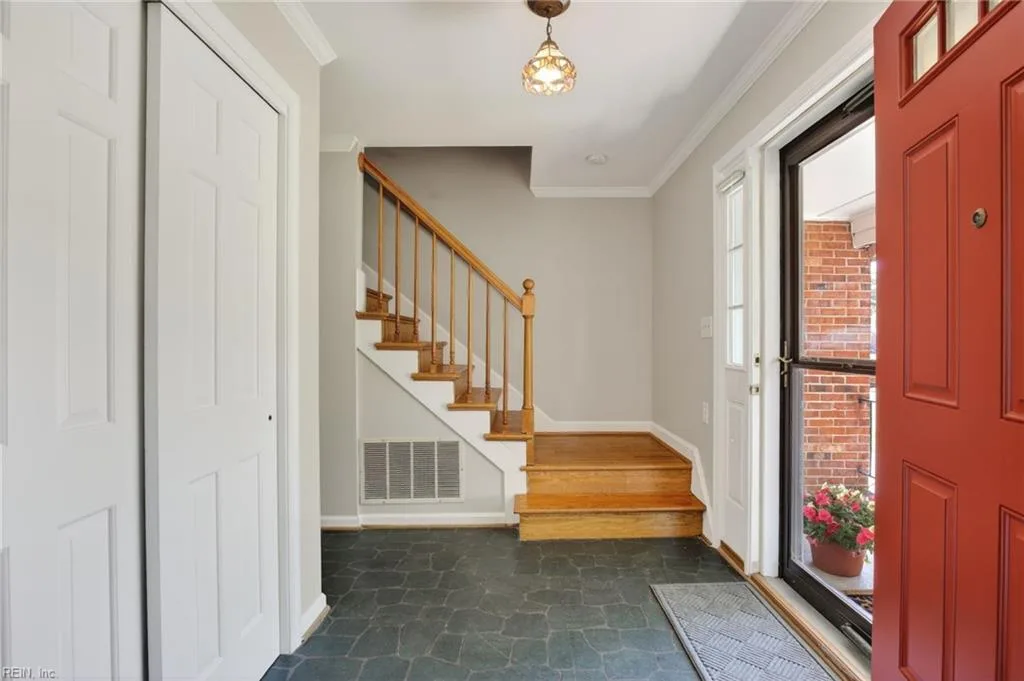 317 Lynchburg DR, NEWPORTNEWS VA 23606 - Photo 4