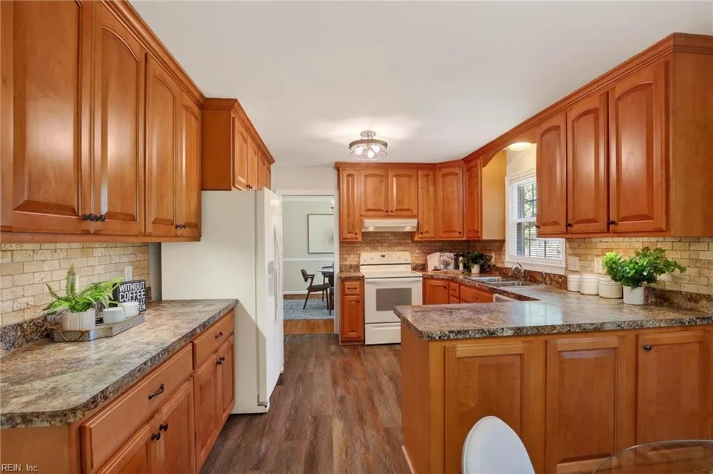 317 Lynchburg DR, NEWPORTNEWS VA 23606 - Photo 5
