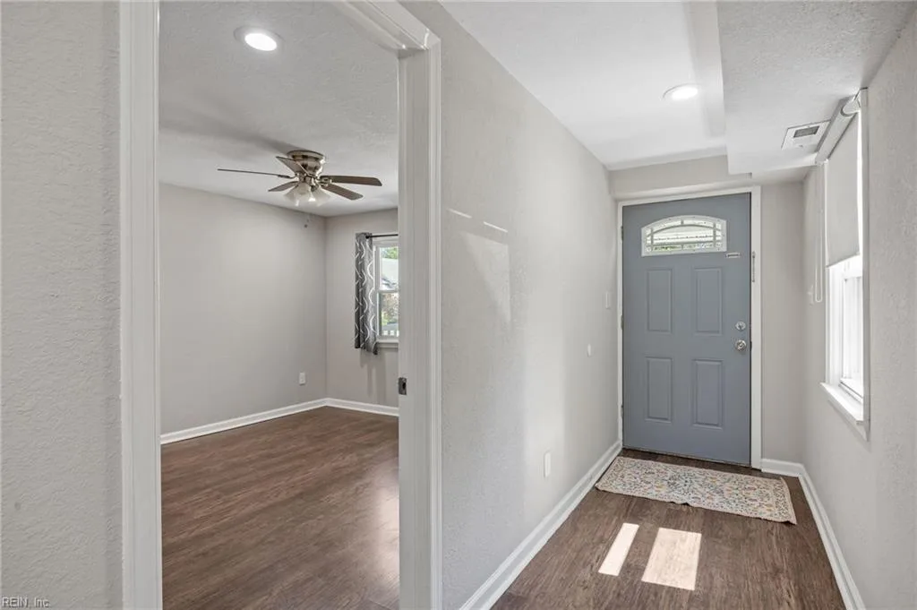 9 Chamberlin AVE W, HAMPTON VA 23666 - Photo 4