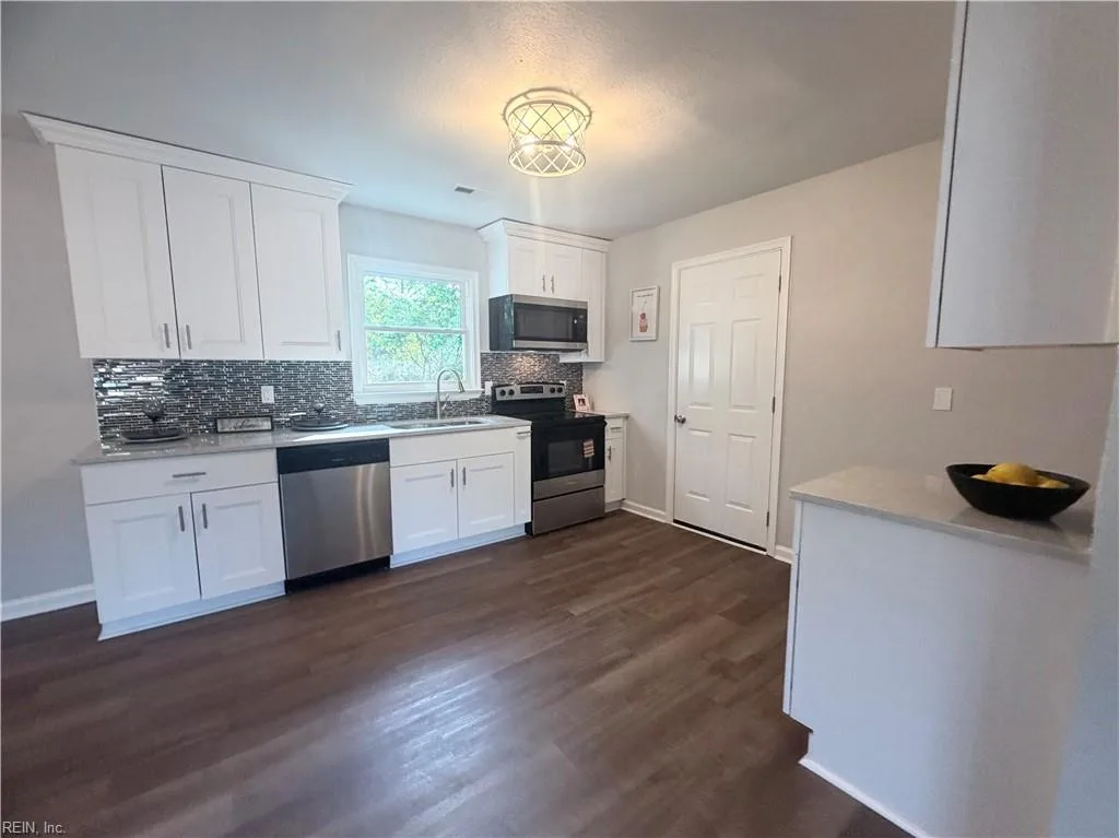 615 Gary LN, HAMPTON VA 23661 - Photo 3