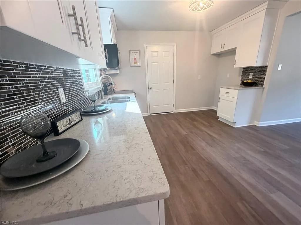 615 Gary LN, HAMPTON VA 23661 - Photo 5