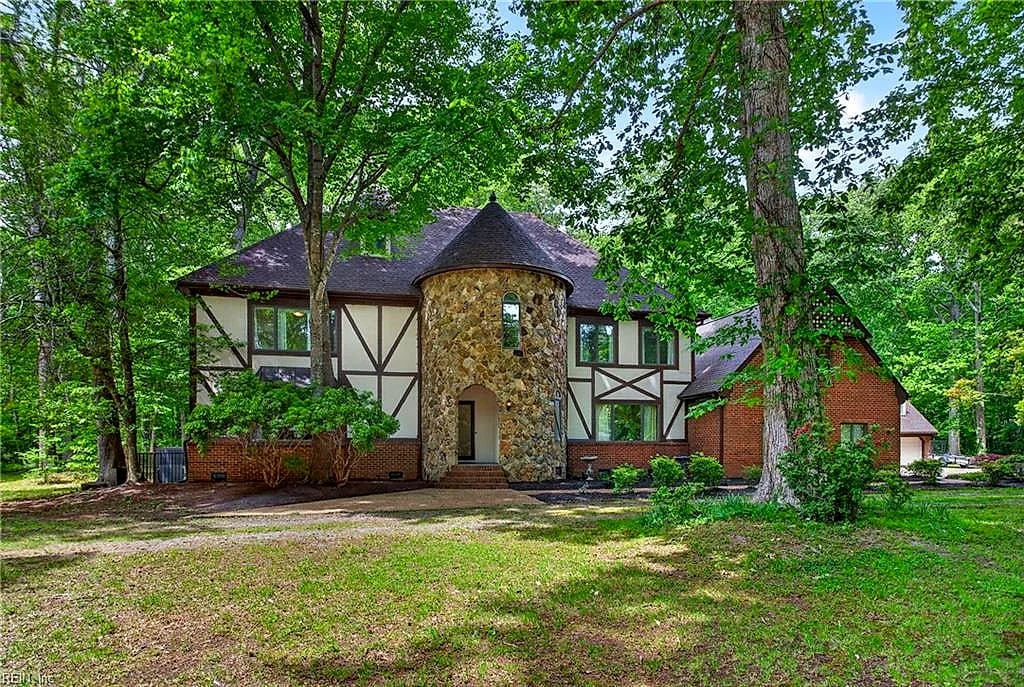 521 Woodards Ford RD, Chesapeake — 6 bed Residential, 6,713 sqft