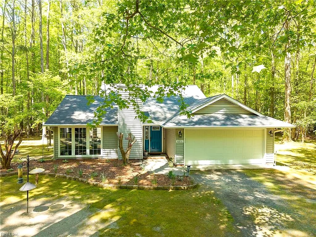 8251 Meandering LN, GLOUCESTER VA 23061 - Main photo