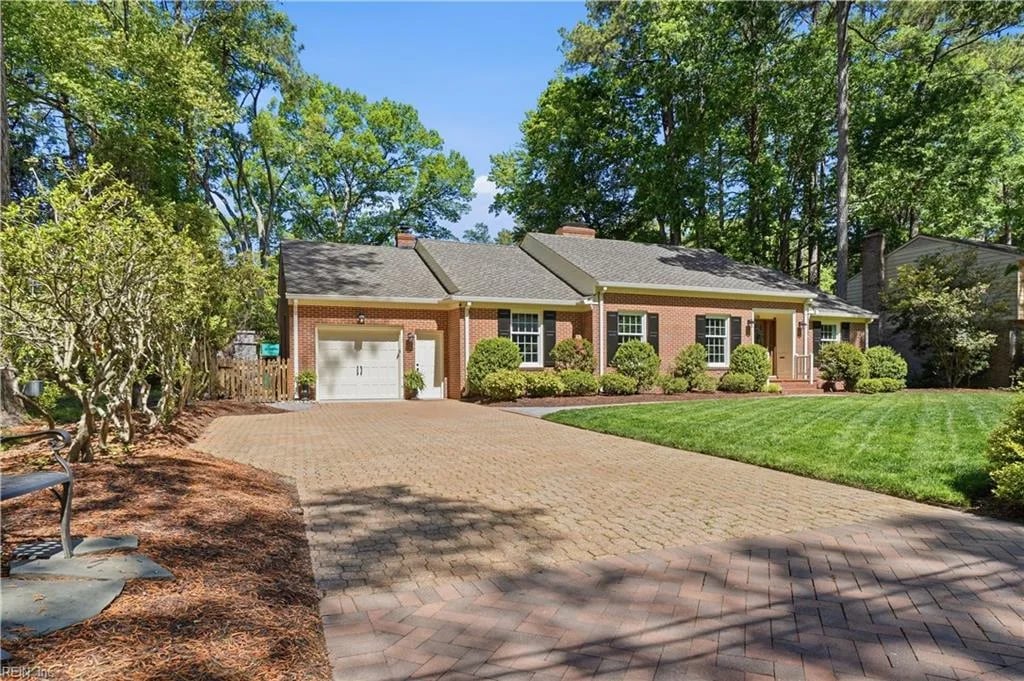 319 Parkway DR, Newport News — 5 bed Residential, 4,300 sqft
