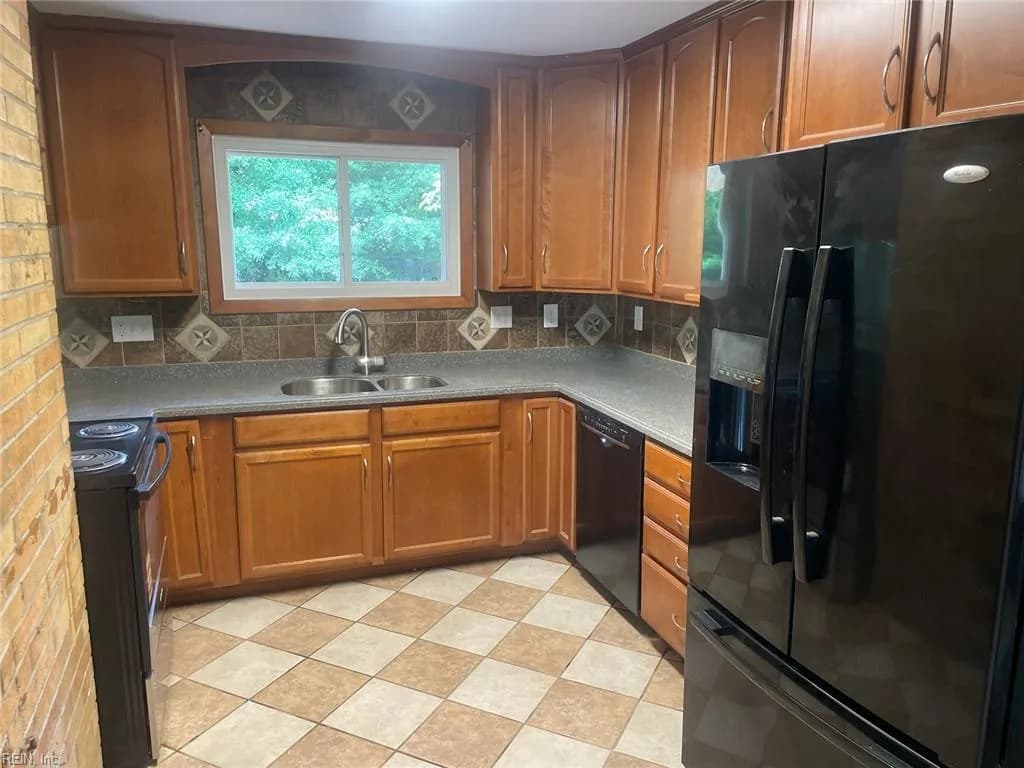 301 Woodroof RD, NEWPORTNEWS VA 23606 - Photo 4