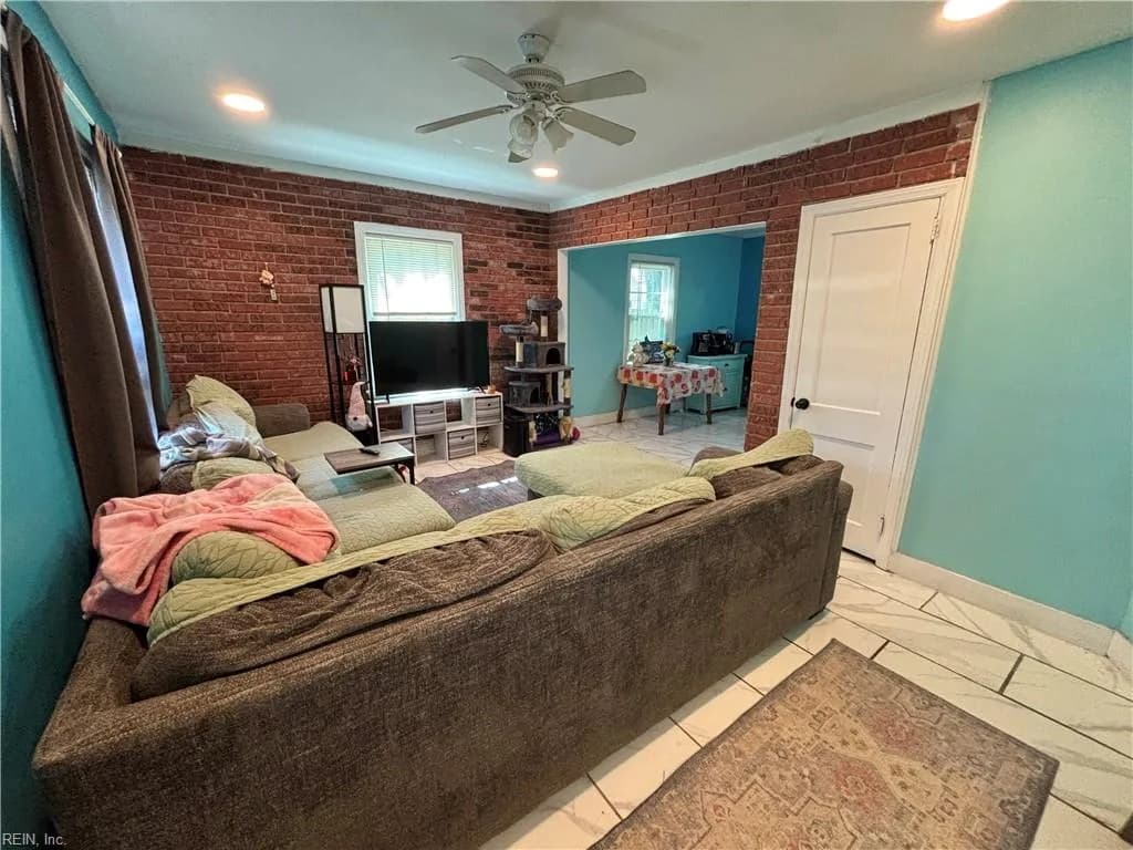 8 Clover ST, HAMPTON VA 23669 - Photo 4