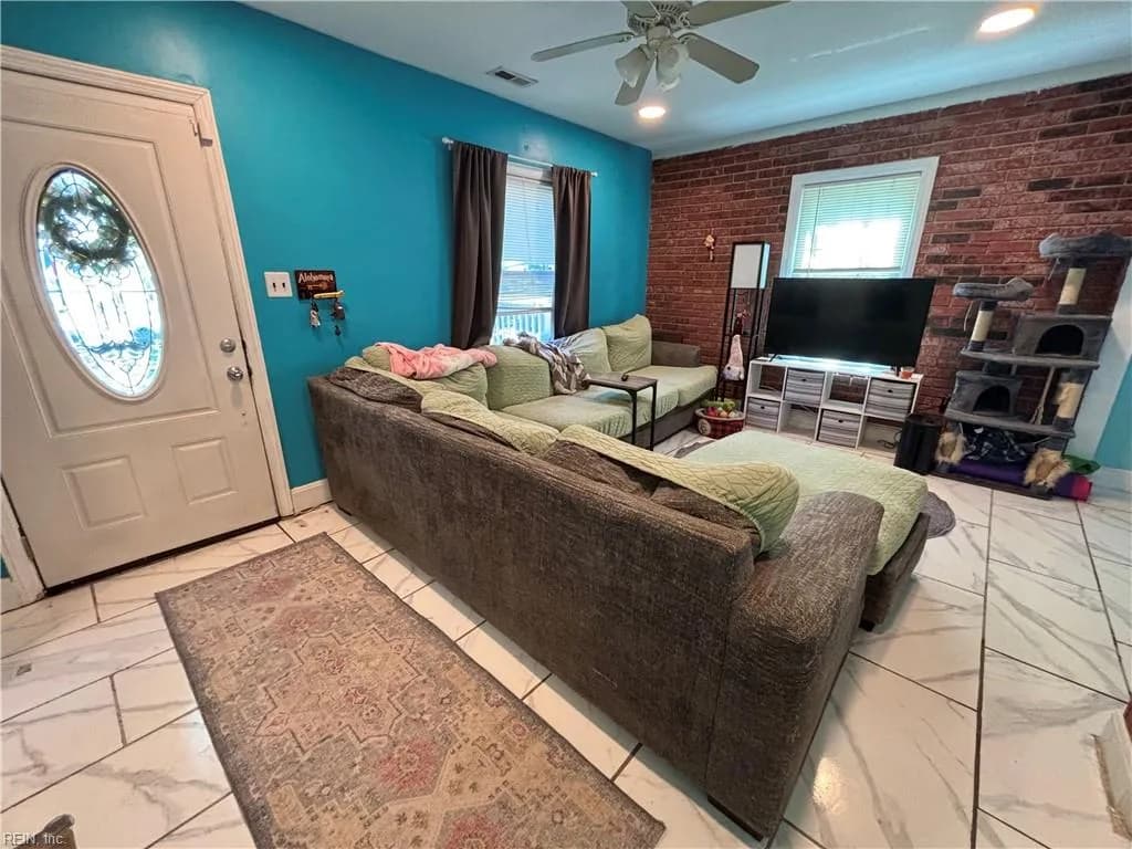 8 Clover ST, HAMPTON VA 23669 - Photo 5