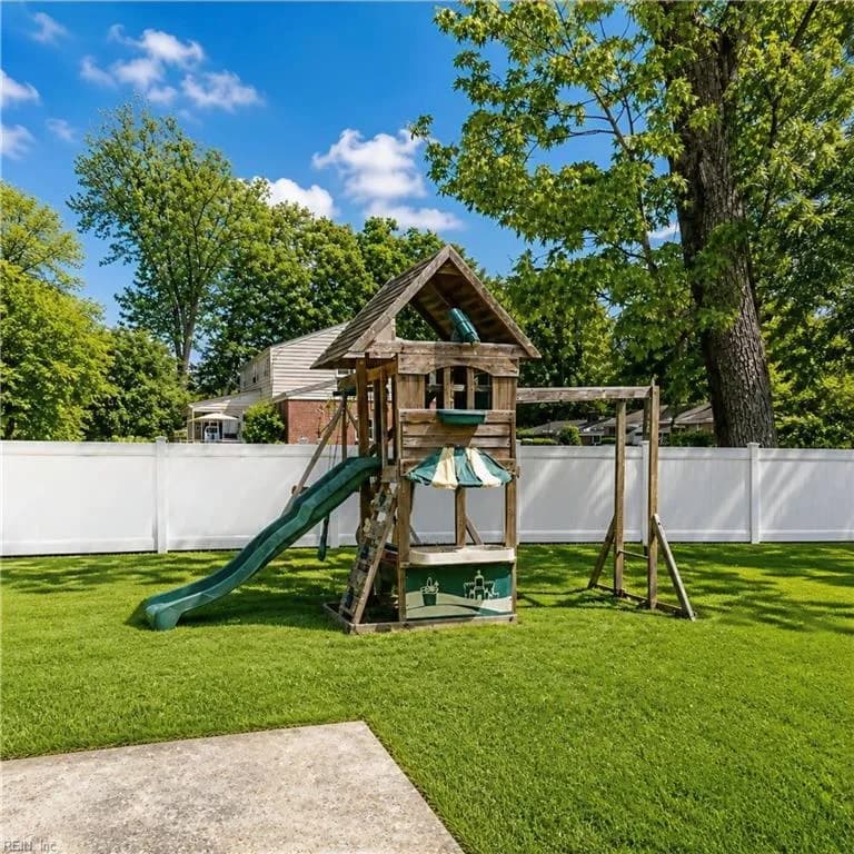 17 Warren DR, NEWPORTNEWS VA 23608 - Photo 4