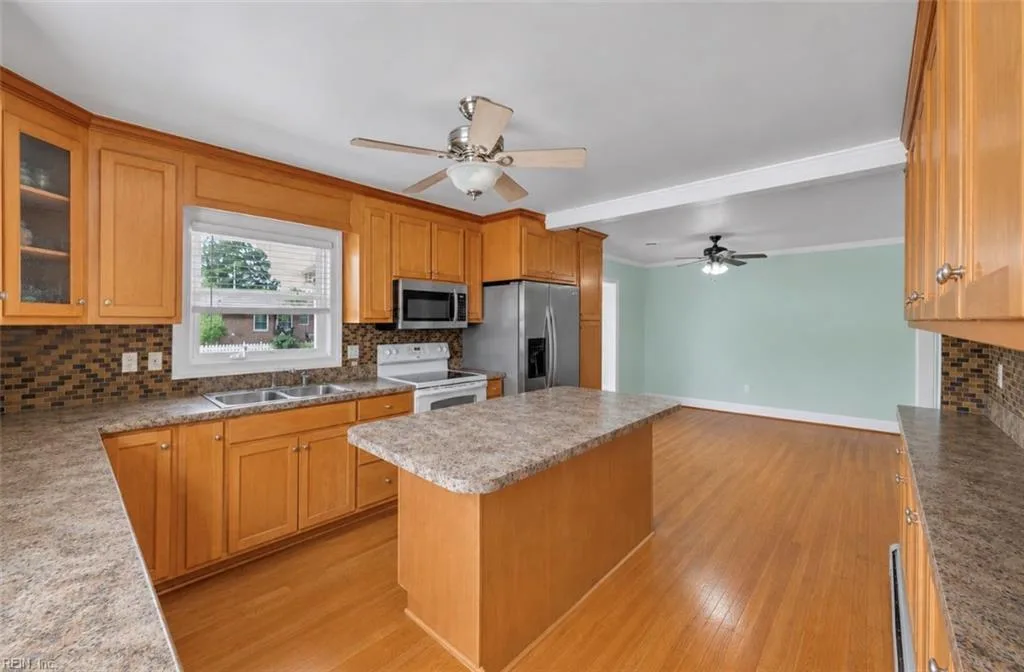 409 Shoreline DR, HAMPTON VA 23669 - Photo 4