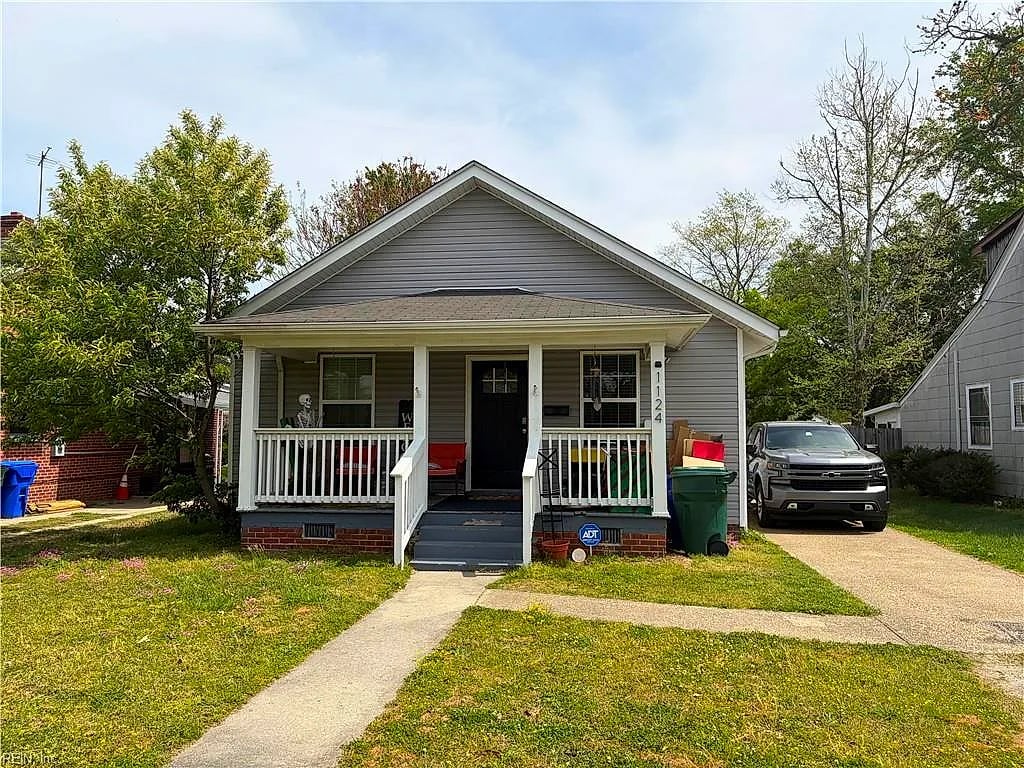 1124 Myrtle ST, Suffolk — 5 bed Residential, 2,593 sqft