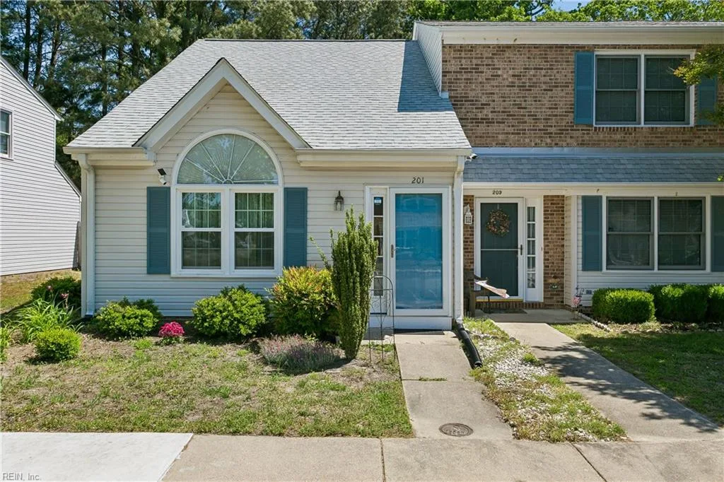 201 Crestwood CT, Yorktown — 2 bed Residential, 1,200 sqft