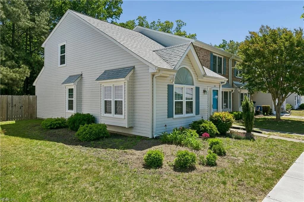 201 Crestwood CT, YORKTOWN VA 23692 - Photo 3