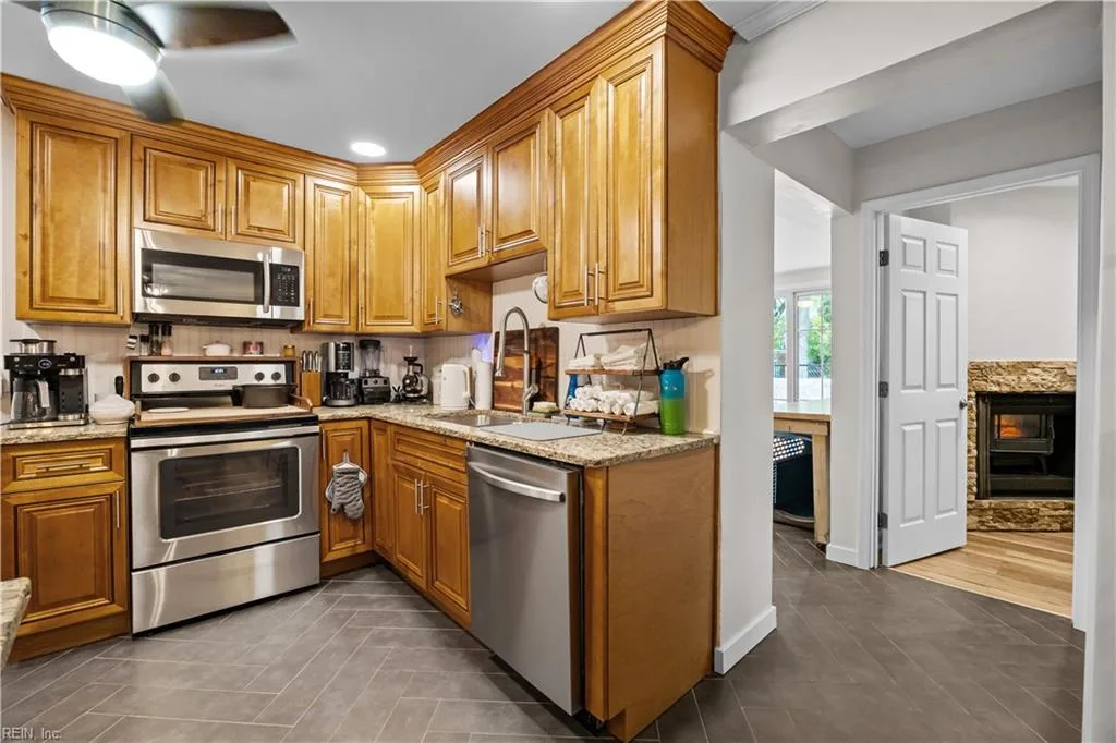 139 Eastwood DR, NEWPORTNEWS VA 23602 - Photo 2