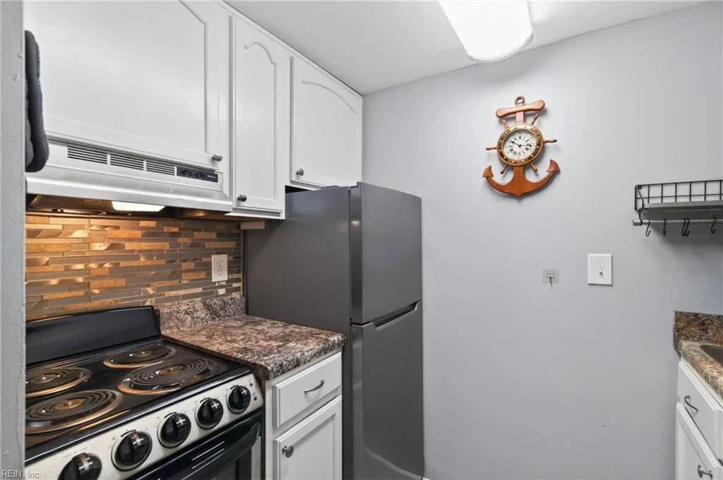 308 Pacific DR, HAMPTON VA 23666 - Photo 5