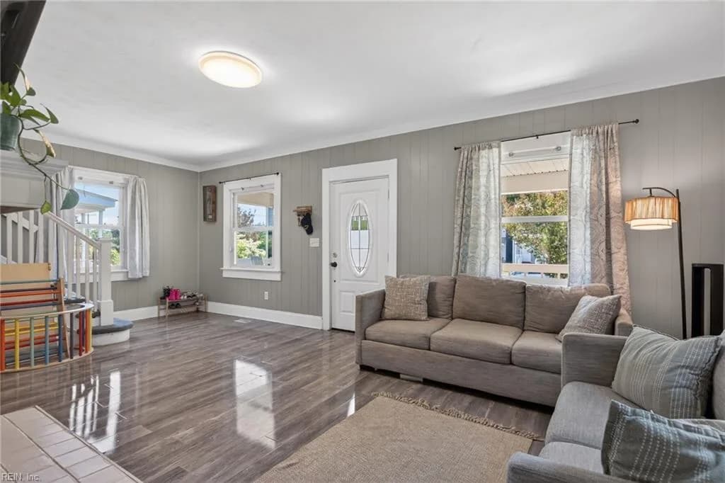 2010 Chestnut AVE, NEWPORTNEWS VA 23607 - Photo 3
