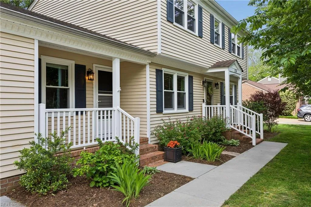 124 Camelot CRES, Yorktown — 5 bed Residential, 2,529 sqft