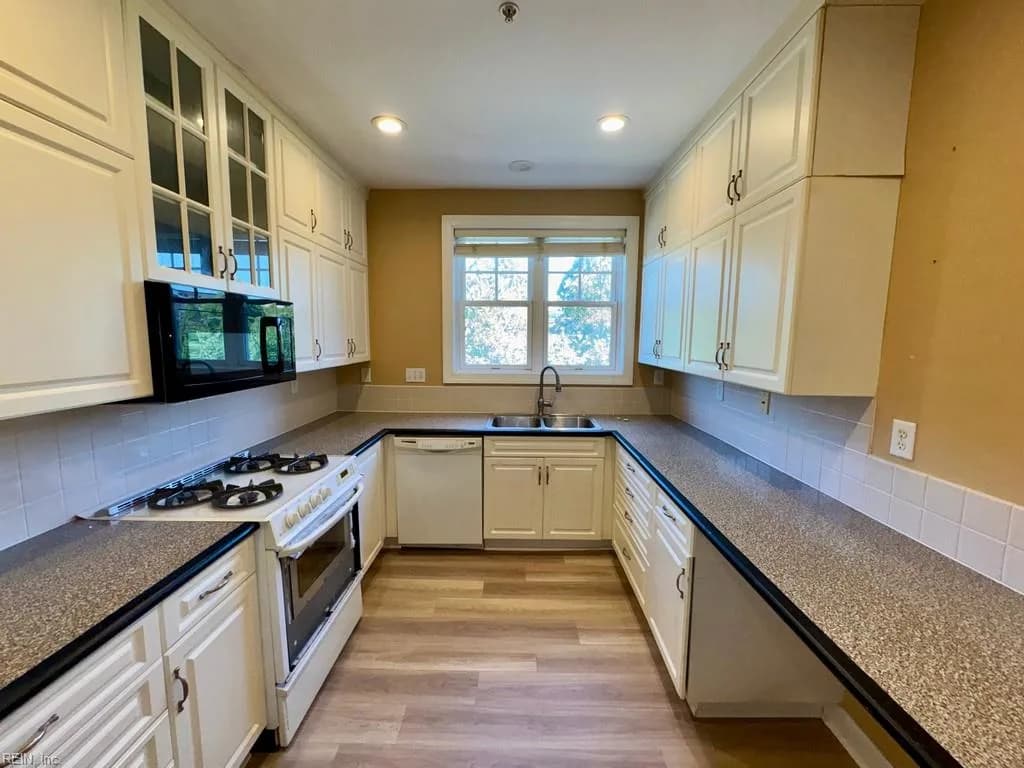301 Brooke AVE #105, NORFOLK VA 23510 - Photo 5