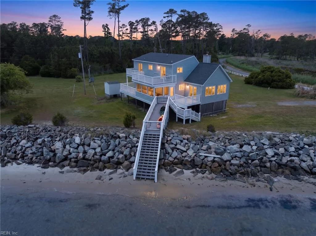 912 Sand Bank RD, PORTHAYWOOD VA 23138 - Main photo