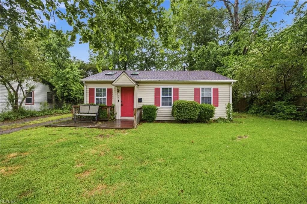 135 Peachtree LN, HAMPTON VA 23669 - Main photo