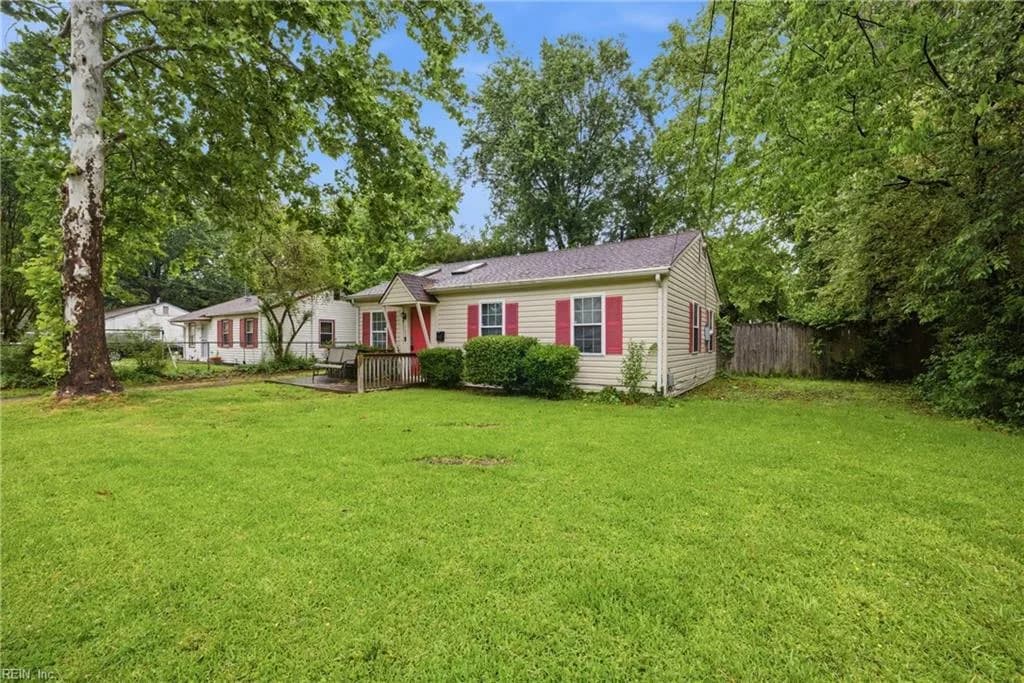 135 Peachtree LN, HAMPTON VA 23669 - Photo 4