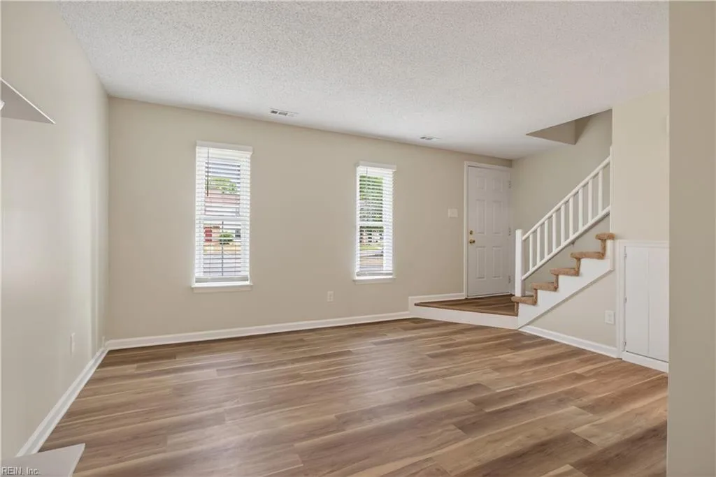 901 Seabreeze CT, CHESAPEAKE VA 23320 - Photo 5