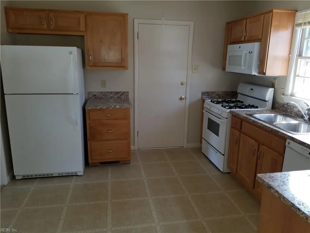 12 Clemwood PW, HAMPTON VA 23669 - Photo 4