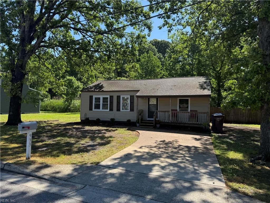 933 Michael DR, CHESAPEAKE VA 23323 - Main photo