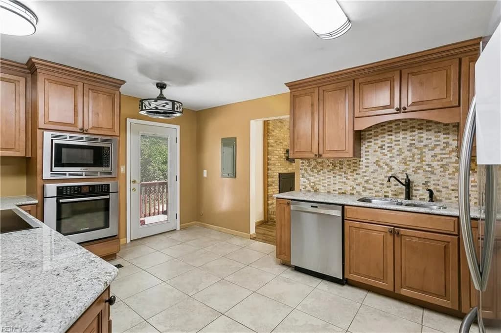 601 Bond AVE, CHESAPEAKE VA 23323 - Photo 5