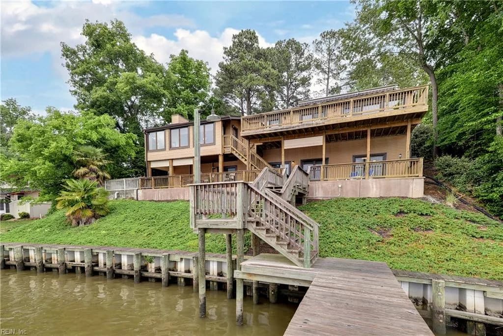 105 Linda DR, NEWPORTNEWS VA 23608 - Photo 2