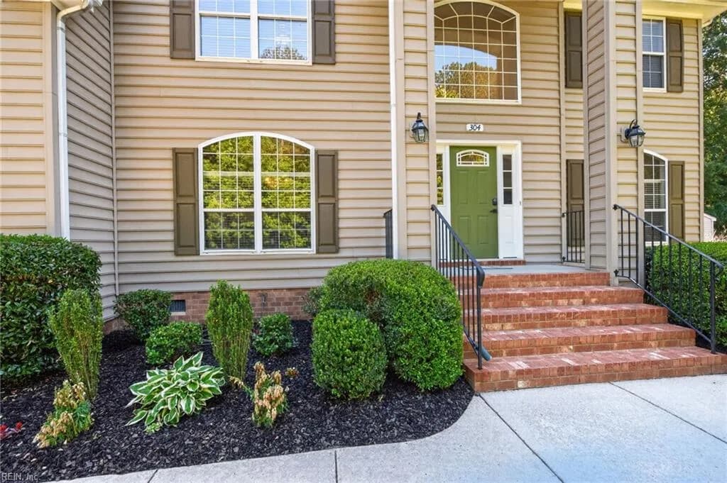 304 Wellington CIR, SMITHFIELD VA 23430 - Photo 4