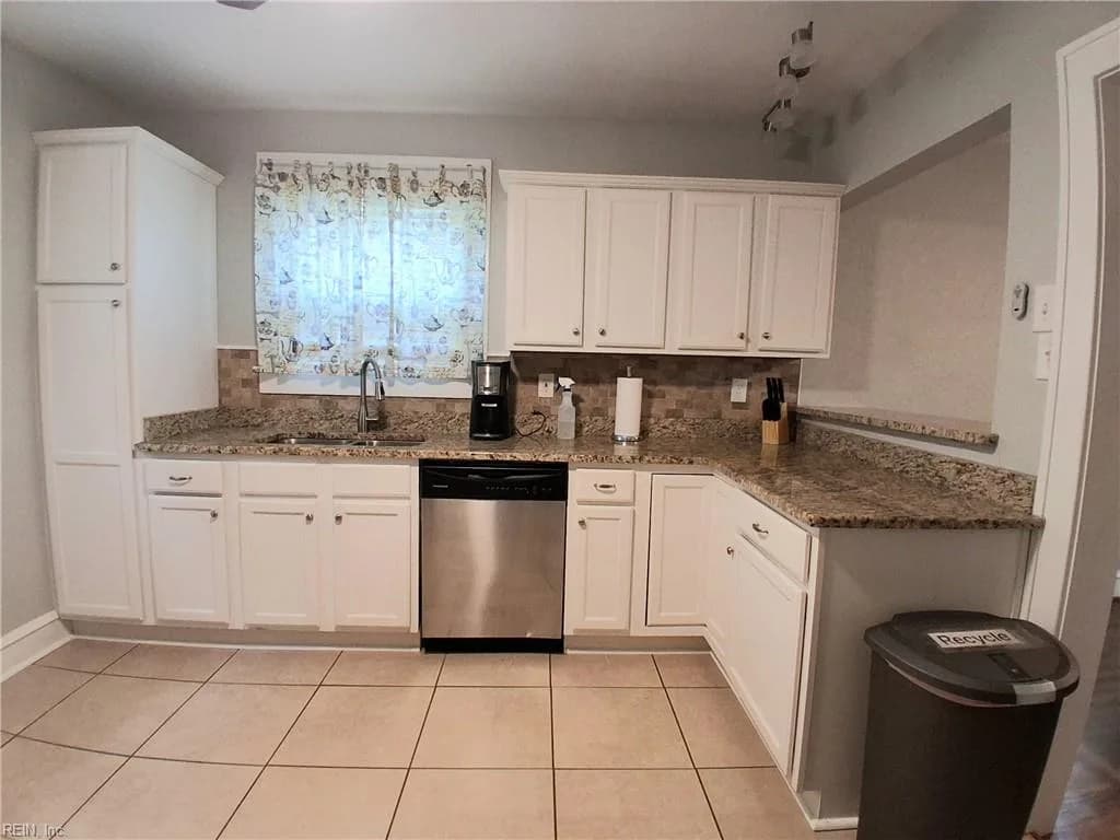 127 Wythe PW, HAMPTON VA 23661 - Photo 3