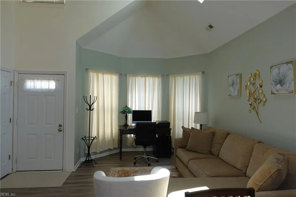 102 Crimson CT, YORKTOWN VA 23693 - Photo 4