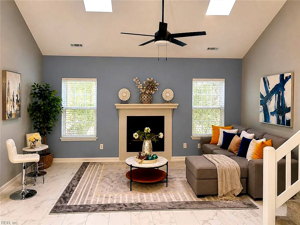805 Hamlet CT, Yorktown — 3 bed Residential, 1,697 sqft